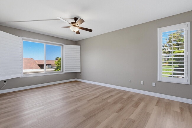 Building Photo - $3,200 - Charming 2-Bedroom + Optional 3rd Bedroom/Office Condo in Desirable Oaks North 55+ Commu...