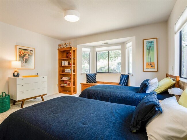 Building Photo - 271 Twin Ridge Dr