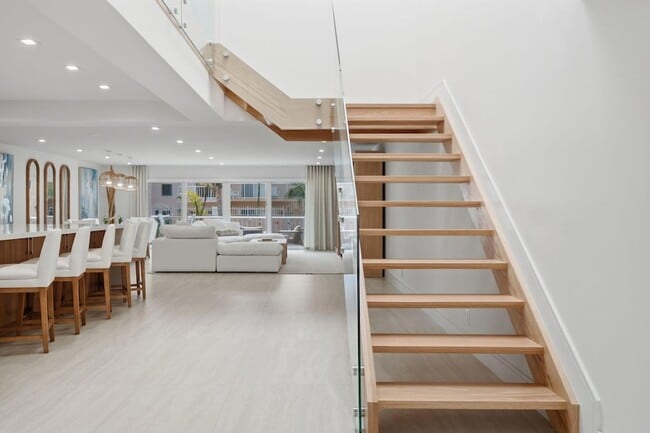 Building Photo - 1173 Hillsboro Mile Unit 22