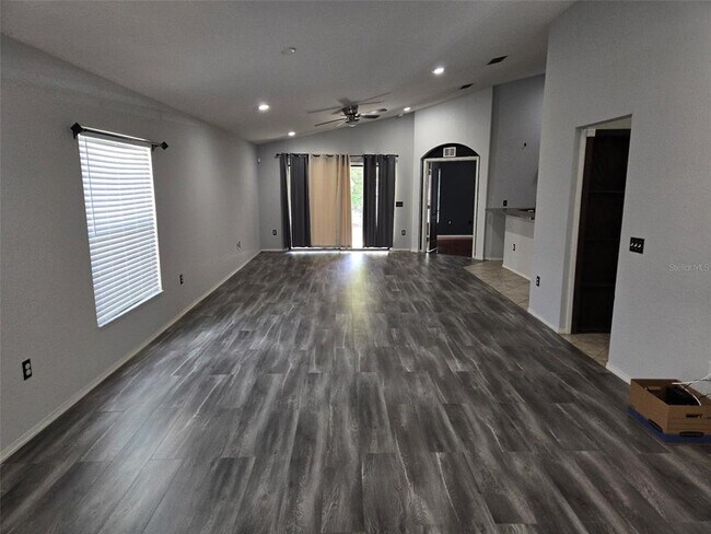 Building Photo - 2235 Lakeridge Dr