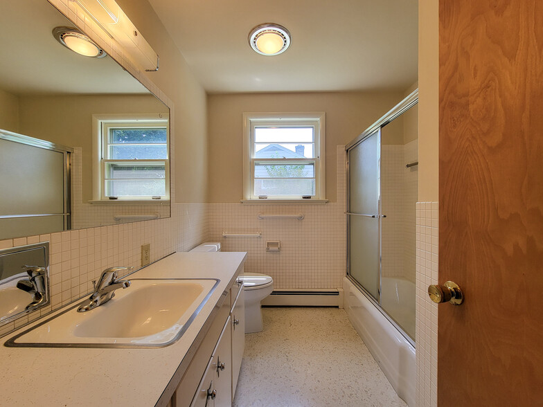 Building Photo - 609 W Orange St