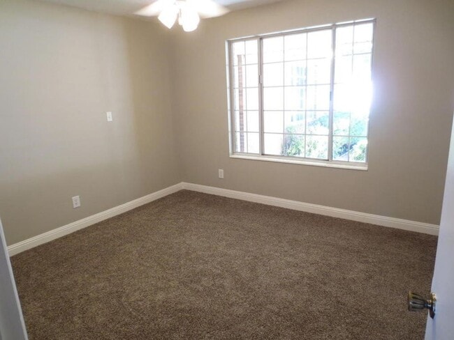 Building Photo - Large Home in Bloomington Hills