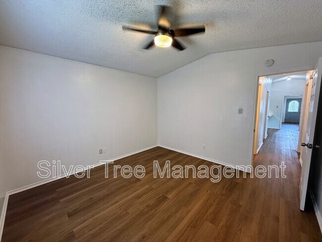 Building Photo - 6845 S Creek Dr