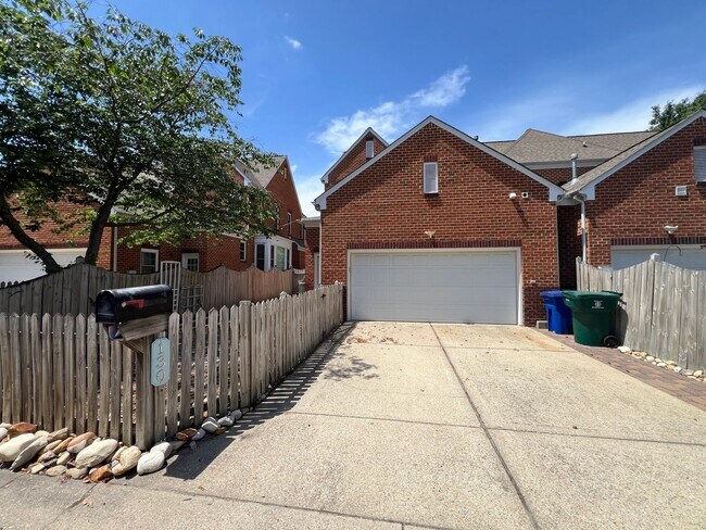 Building Photo - Beautiful Port Warwick Townhome.