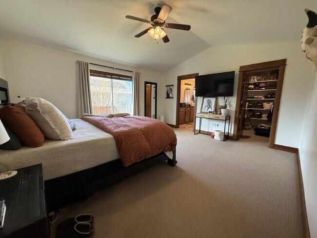 Building Photo - Stunning Single Level Home with Sprawling Fenced Yard