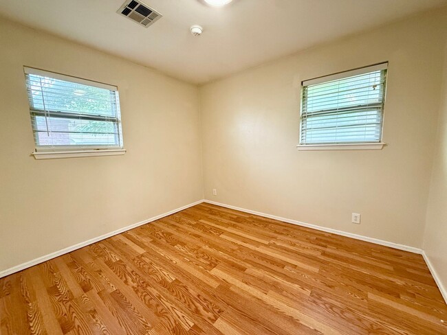 Building Photo - Cute Home w/Great Yard!