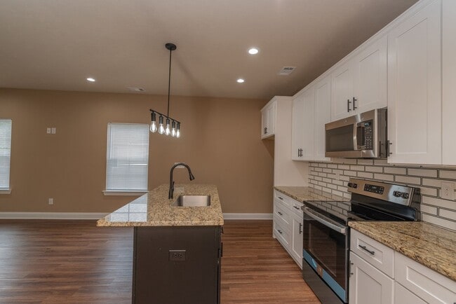 Building Photo - Like-new 4 bed/2.5 bath home for lease nea...