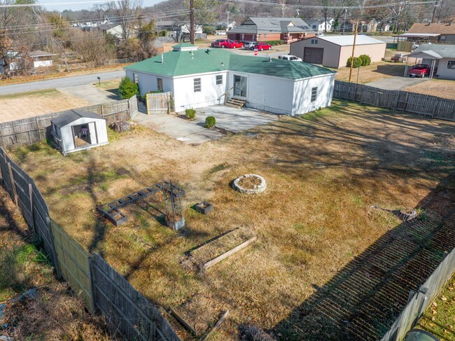 Building Photo - Freshly Updated 4 Bedroom Home