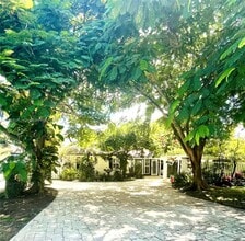 Building Photo - 500 NE 27th Dr