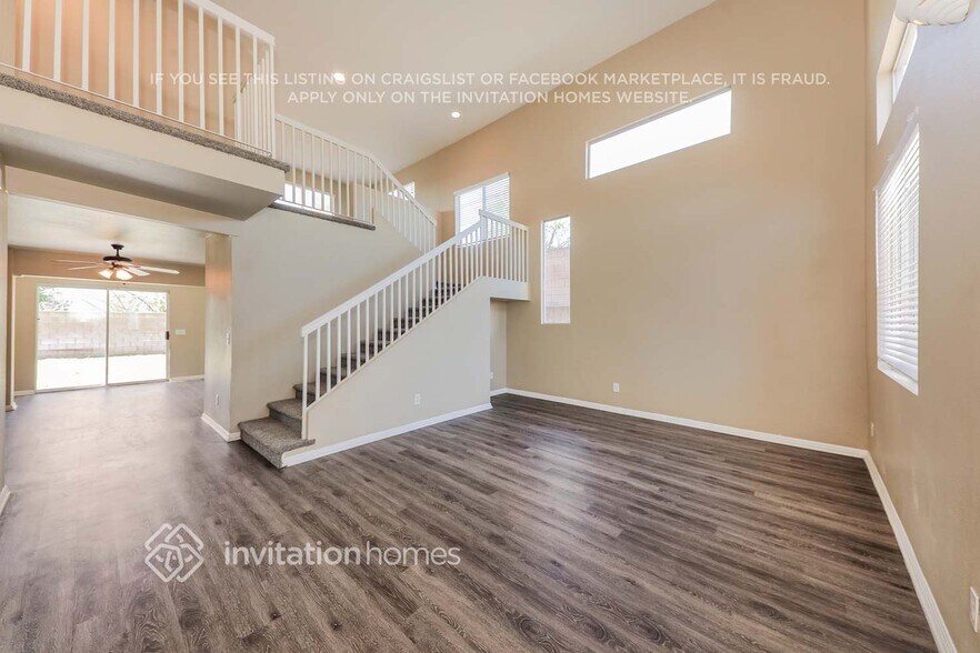 Building Photo - 2642 N Maple Ave