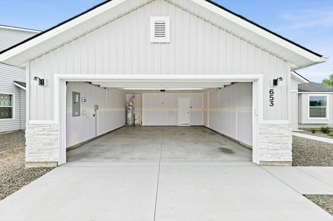 Building Photo - 653 S Blackfoot