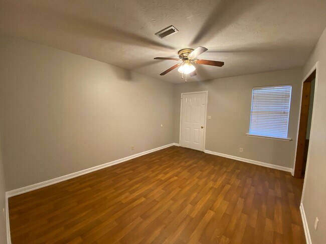 Building Photo - McCullars- 424