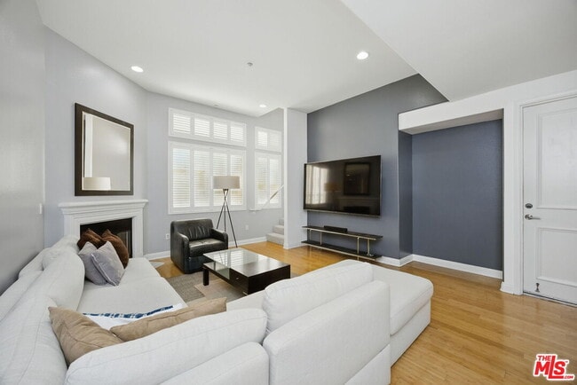 Primary Photo - 2125 S Bentley Ave