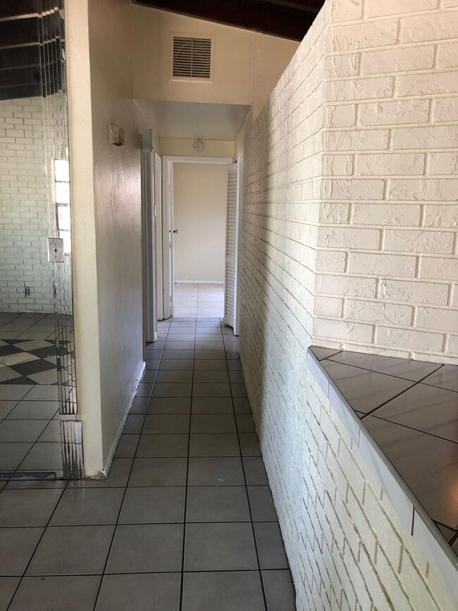 Building Photo - Large 4-2 house with central air and hooku...