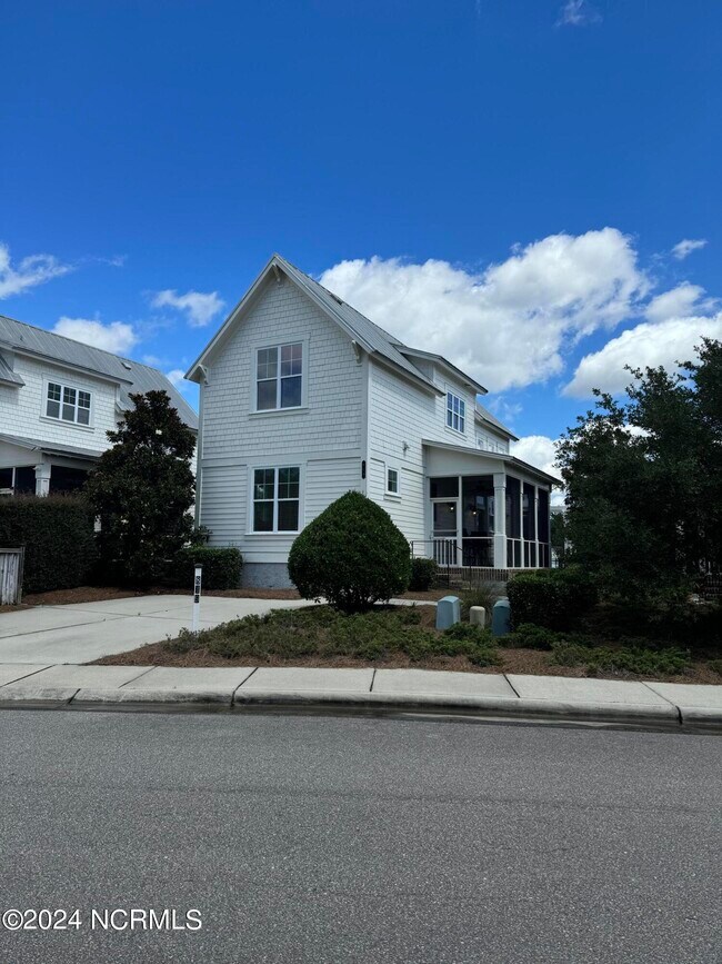 Building Photo - 819 Meadowsweet Ln