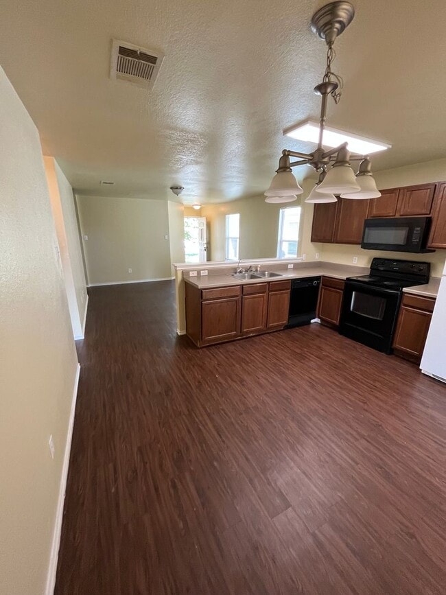 Building Photo - 3 Bedroom 2 bath NEAR TESLA!