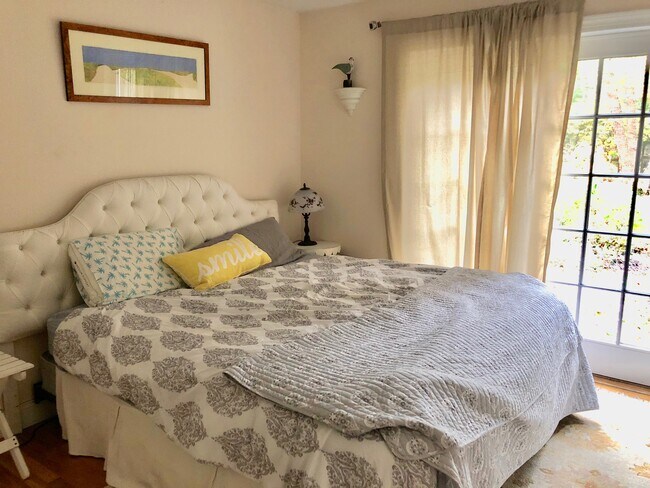 Building Photo - 10 Deer Path