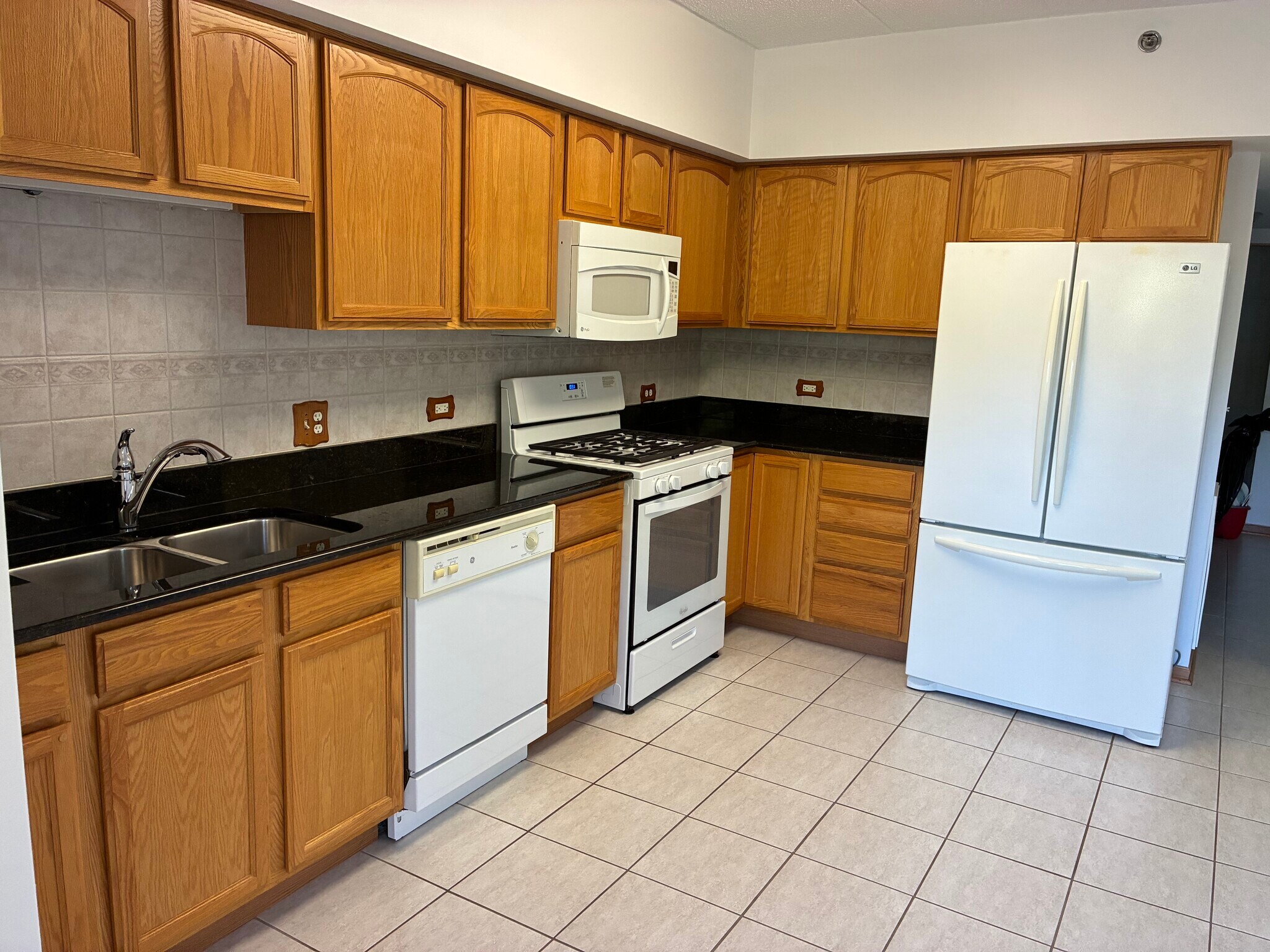 Building Photo - 927 Elderberry Cir