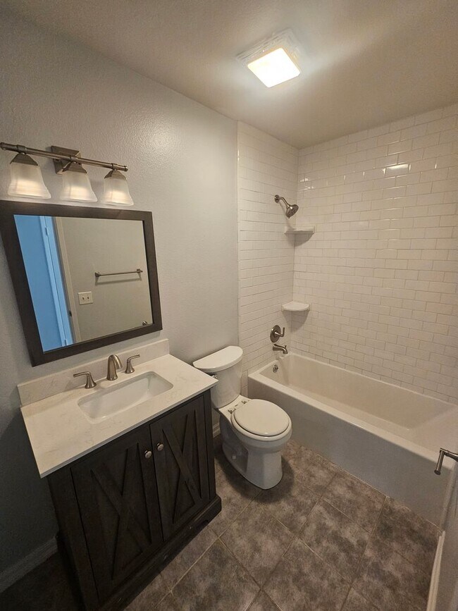 Building Photo - 4 bed 2 bath house