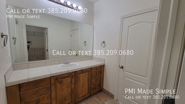 Building Photo - 3042 E Somerset Dr