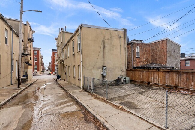 Building Photo - 2022 E Baltimore St