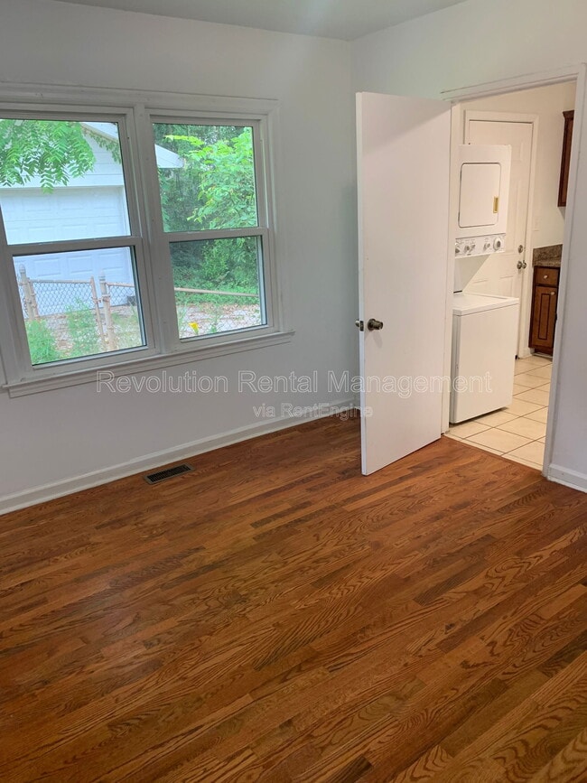 Building Photo - 2715 Larkspur Dr SE