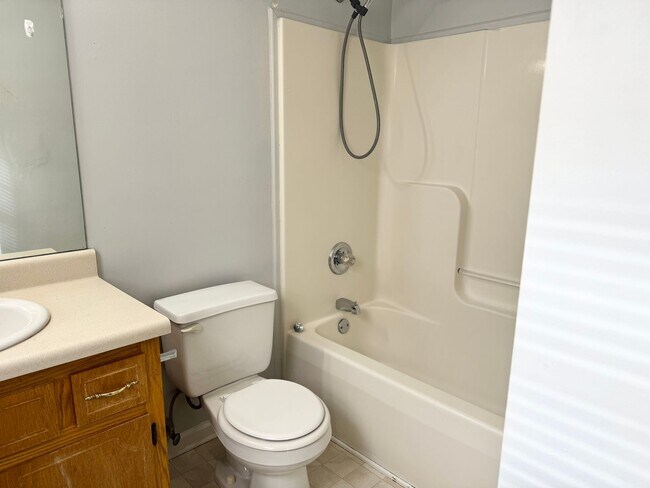 Building Photo - 3 Bedroom 2 Bathroom Open Kitchen