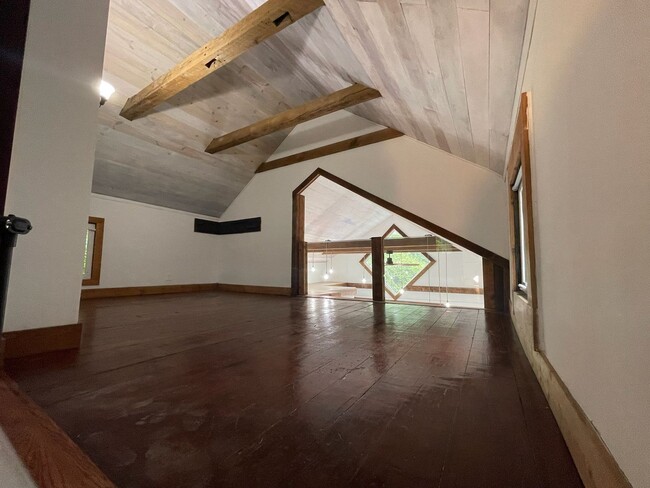 Building Photo - Charming - updated and well maintained - 2...