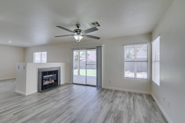 Building Photo - Stunning 4 bedroom, 2.5 bathroom