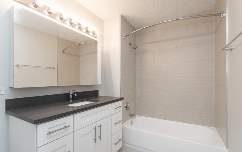 Building Photo - 551 N State St