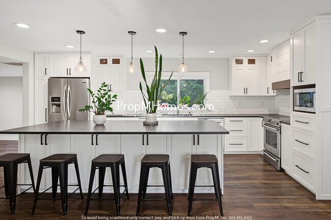 Building Photo - Beautifully Updated 4 Bedroom Home in Hillsboro!