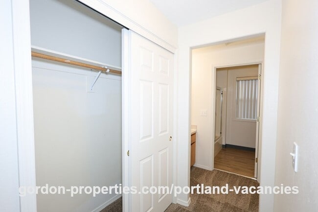 Building Photo - SE 73rd Ave - 3 bedroom townhouse in Mt Scott-Arleta neighborhood