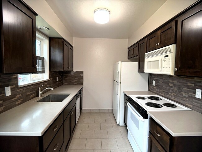 Building Photo - 615 E 22nd St