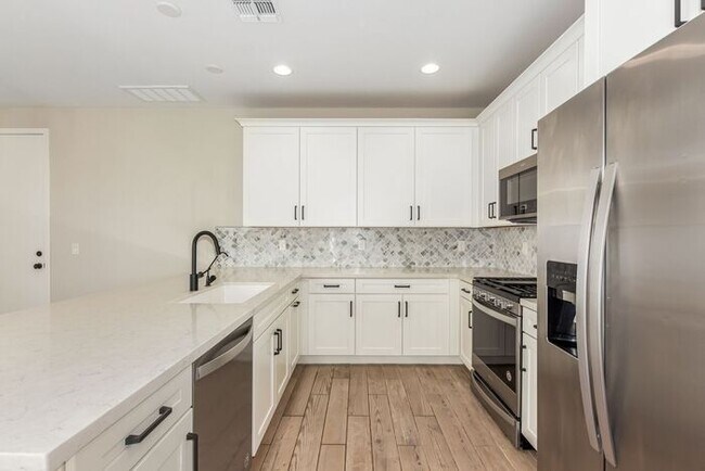 Building Photo - Rare end lot!