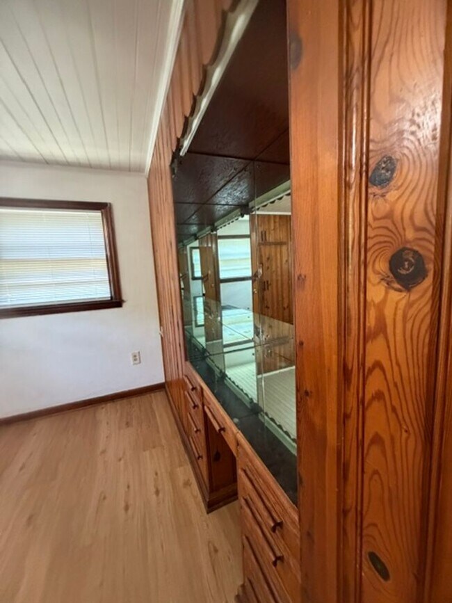 Building Photo - 2 Bedroom, 1 Bath home nestled in the heart of Maryville city in historic Sunset View.