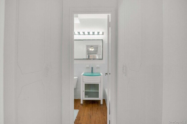 Building Photo - 10 Lake St