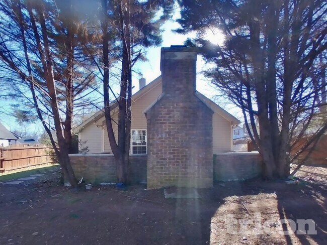 Building Photo - 623 Lockhart Ct NE