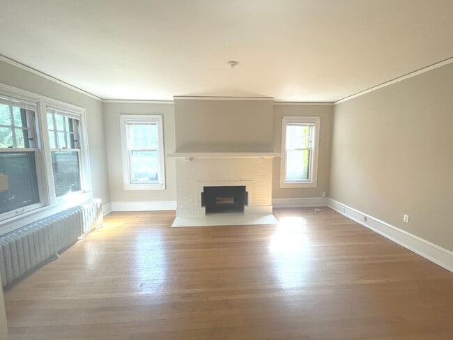 Building Photo - 2541 N Lake Dr