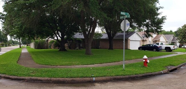 Building Photo - 2118 Marot Dr
