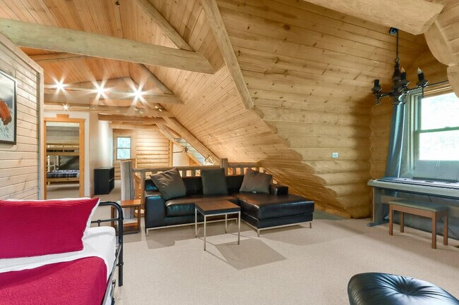 Building Photo - 465 Sylvan Dr