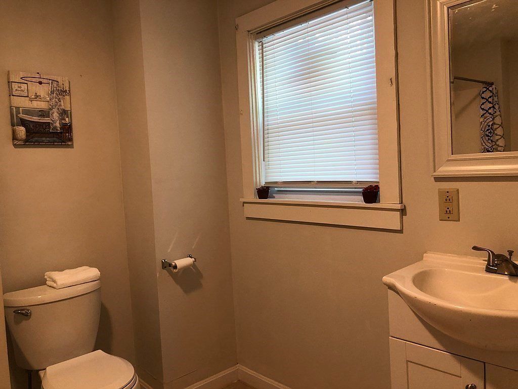 Building Photo - 27 Snell St