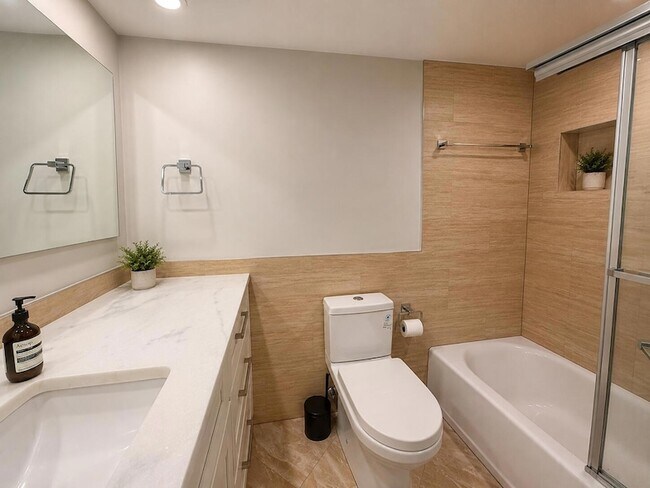 Building Photo - 4030 W Palm Aire Dr