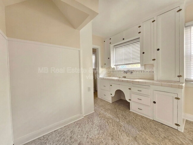 Building Photo - 807 Oro Terrace