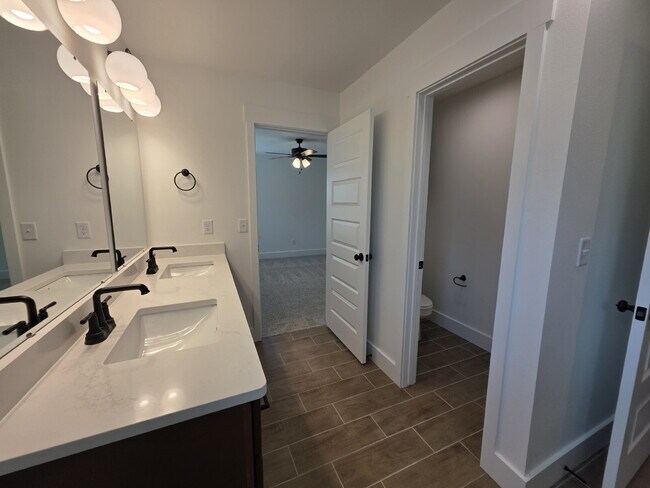 Building Photo - 8760 Sunspire Ln