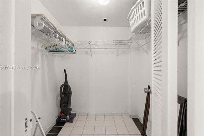 Building Photo - 2861 Leonard Dr