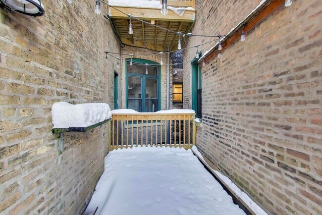 Building Photo - 1402 N La Salle Dr