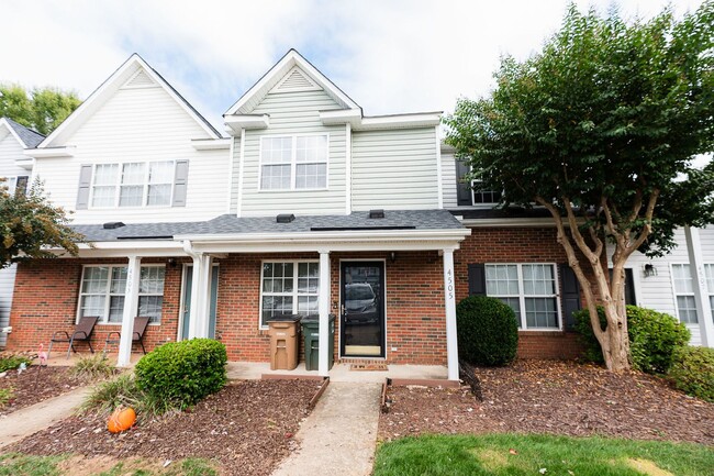 Building Photo - Amazing updated 2 bedroom 2.5 bathroom townhouse in NW Greensboro Keswick Place. Lawn care included.