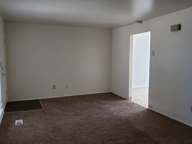 Building Photo - 187 W Colby Ln