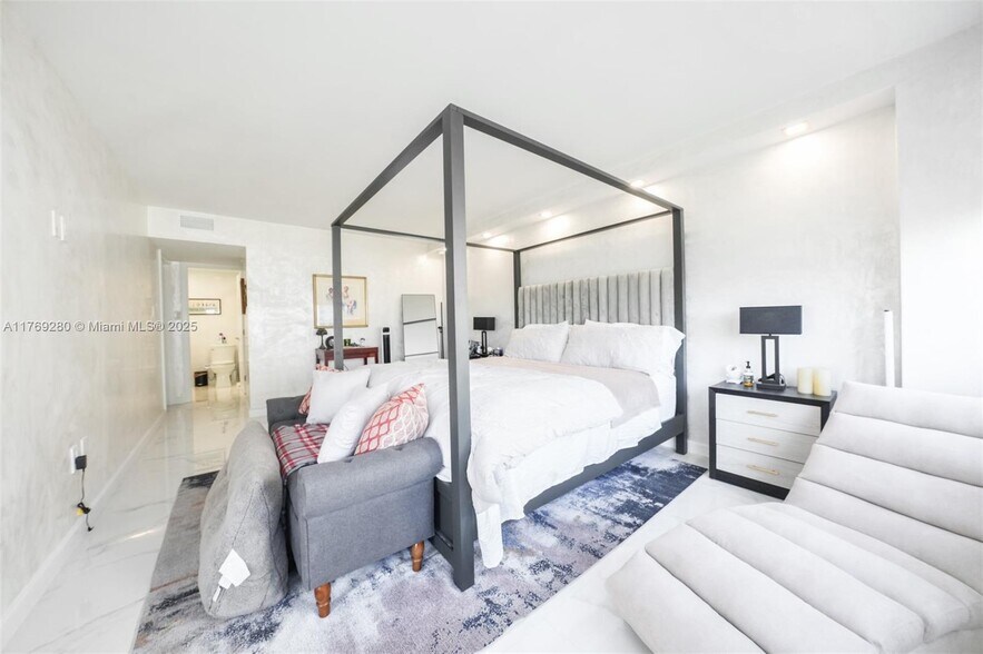 Building Photo - 18071 Biscayne Blvd