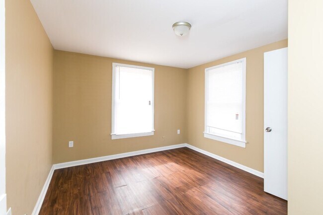 Building Photo - Cute, Clean & Completely Renovated